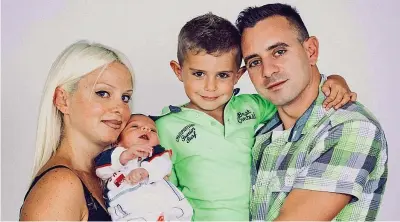  ??  ?? Da sinistra la madre Caty De Lisi, il figlio Steven (5 mesi), l’altro figlio Davis (5 anni) e il marito Mattia Trapani