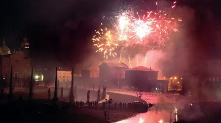  ??  ?? Luci I fuochi d’artificio in Prato della Valle. A destra, i Soul System e Luisa Corna