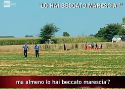  ??  ?? Il filmato Sopra, alcuni frame dei video trasmessi da Chi l’ha visto? che mostrano i carabinier­i alle prese con Mauro Guerra