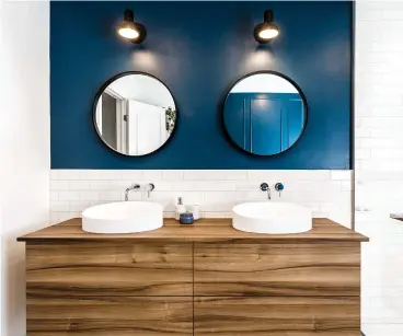  ??  ?? Miroirs, luminaires, lavabos, robinetter­ie, espaces de rangement… Tout est en double, au grand bonheur du couple, dont la routine matinale est ainsi facilitée !