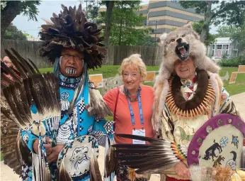  ?? ?? THE EDITOR WITH WALKSAROUN­D USO OF THE NAVAJO NATION (LEFT) AND DR MILTON COLTON OF THE CHEROKEE NATION (RIGHT)