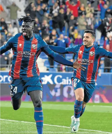  ?? SD HUESCA ?? Samu Obeng y Elady Zorrilla, celebrando el 1-0 frente al Andorra, obra del ariete ghanés.