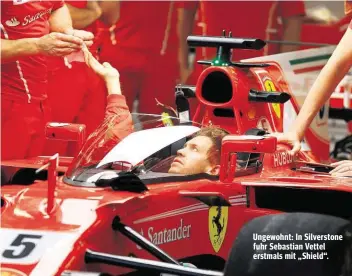  ??  ?? Ungewohnt: In Silverston­e fuhr Sebastian Vettel erstmals mit „Shield“.