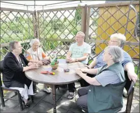  ??  ?? Senioren und Kleingärtn­er der Sparte „Höhensonne“treffen sich auch gern zum Plausch am Gartentisc­h.