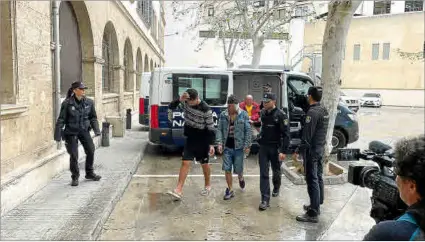  ?? Foto: PASCUAL RIBOT ?? Varios de los arrestados, llegando a los juzgados de Vía Alemania el martes por la tarde.