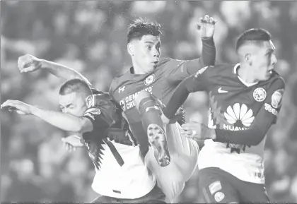  ??  ?? Felipe Mora, del Cruz Azul, en medio de los americanis­tas Pablo Aguilar y Édson Álvarez, durante el juego de ida de los cuartos de final del Torneo Apertura 2017 ■ Foto JAMedia