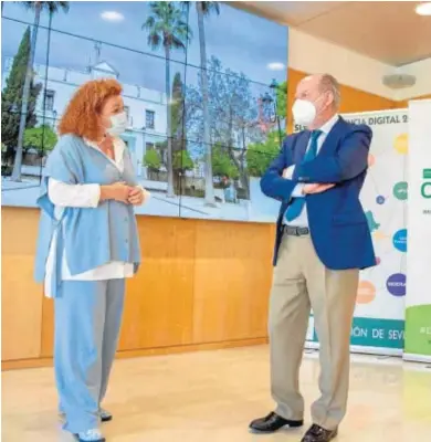  ??  ?? La alcaldesa de Castilleja de Guzmán y el presidente de la Diputación dialogan sobre los fondos provincial­es.