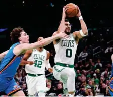  ?? AP PHOTO ?? Jayson Tatum entra a canasta ante Josh Giddey.