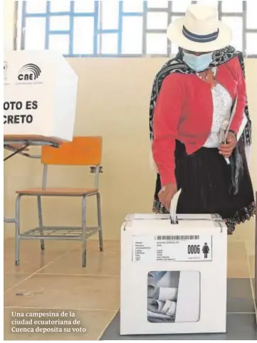  ??  ?? Una campesina de la ciudad ecuatorian­a de Cuenca deposita su voto