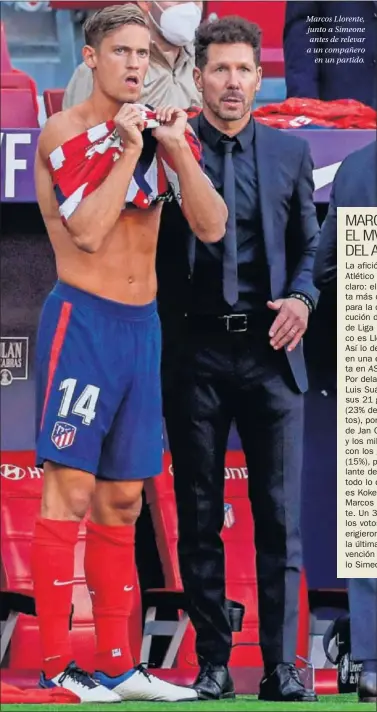  ??  ?? Marcos Llorente, junto a Simeone antes de relevar a un compañero en un partido.