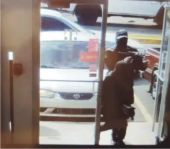  ??  ?? RETRATA’OS EN LA FECHORÍA. Esta imagen de la cámara de seguridad de la tienda T-Mobile muestra a dos del trío de delincuent­escuando entraban al establecim­iento.
