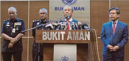  ?? PIC BY ASYRAF HAMZAH ?? Home Minister Tan Sri Muhyiddin Yassin at a press conference after visiting the Bukit Aman federal police headquarte­rs in Kuala Lumpur yesterday. With him are (from left) Deputy Inspector-General of Police Tan Sri Noor Rashid Ibrahim, Inspector-General...