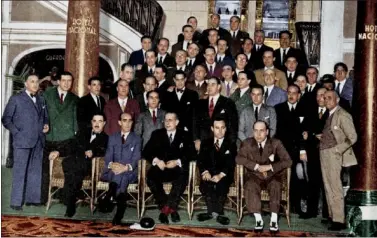  ??  ?? EN 1933 TRAS GANAR LA LIGA. Sentados, cinco expresiden­tes (de izq. a der.): Julián Palacios (1900-02), Adolfo Meléndez (1908-16 y 1939-40), Pedro Parages (1916-26), Luis de Urquijo (1926-30) y Luis Usera (1930-35).