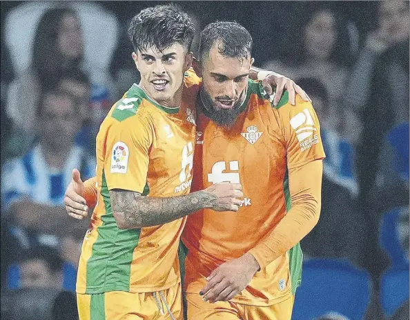  ?? Foto: efe ?? Juan Cruz y Borja Iglesias, los goleadores del Real Betis en Anoeta el primero presentó sus credencial­es en la élite con un zurdazo y el segundo logró su octava diana del curso