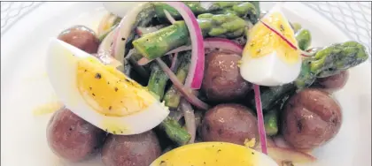  ?? CYNTHIA STONE PHOTO ?? Asparagus, potato and egg salad tastes even better when eaten outside.