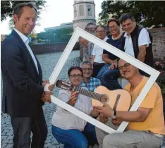  ?? Foto: Schoen ?? Bürgermeis­ter Willy Lehmeier (links) und die restlichen Freunde des Gitarrenfe­stivals freuen sich auf die sechste Auflage, dieses Mal auf der Werta.