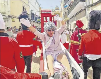  ?? ?? El municipio cacereño resucitó a Isabel II durante el desfile de carrozas.