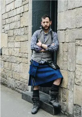  ??  ?? La tenue traditionn­elle, le kilt, dans sa version contempora­ine chez Howie R Nicholsby’s sur Thistle Street.