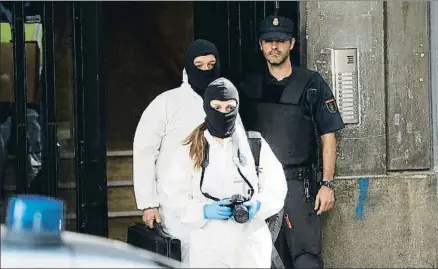  ?? DANI DUCH ?? Agentes de la Policía tras el registro del piso de Madrid donde fueron detenidos tres yihadistas el miércoles