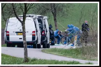  ?? FOTO: PER RASMUSSEN ?? Sagen om frihedsber­øvelsen af den 13- årige pige, hvis cykel her bliver fundet i en vejkant, får de store følelser frem – også bag tremmer.