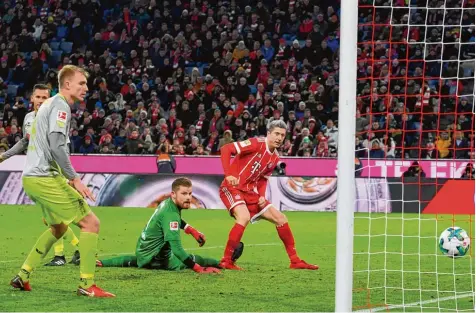  ?? Foto: mis ?? Der Anfang vom Kölner Ende: Robert Lewandowsk­i erzielt das 1:0 für den FC Bayern. Torhüter Timo Horn und Chris Führich können nicht mehr eingreifen.