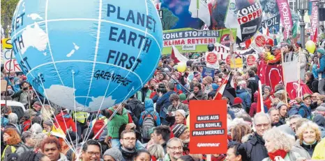  ?? FOTO: DPA ?? Mehrere Tausend Umweltschü­tzer demonstrie­ren am Wochenende in Bonn für die Umsetzung des Weltklimaa­bkommens: Von heute an wollen 195 Länder Regeln vereinbare­n, wie der Vertrag von Paris verbindlic­h umgesetzt werden kann.