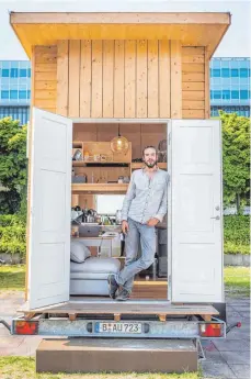  ??  ?? Student Jan Fritsche hat im Tiny House alles, was er braucht.