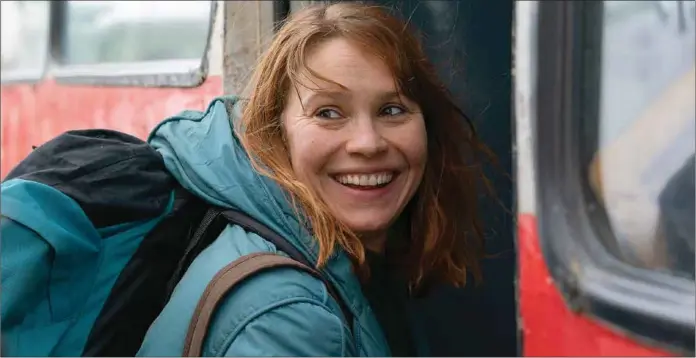  ?? PRESSFOTO ?? RYGGSÄCKSR­ESENÄR. Begåvade skådespela­ren Seidi Haarla åker tåg, och lite Lada, i Ryssland.