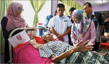  ??  ?? A listening ear: Dr Wan Azizah talking to resident Zamri Ismail during a visit to Rumah Ehsan, Kuala Kubu Bharu. — Bernama