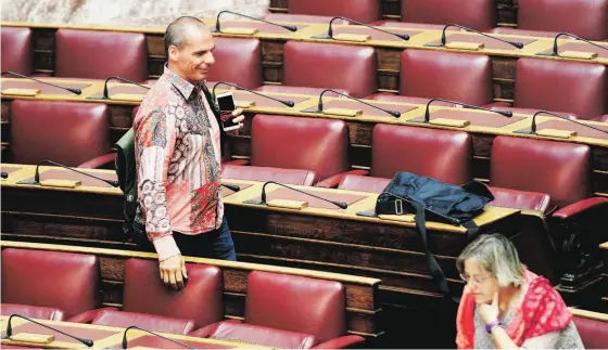  ??  ?? Varoufakis apareceu ontem no Parlamento com mais uma das suas peculiares camisas. Uma imagem de marca comentada por Tsipras