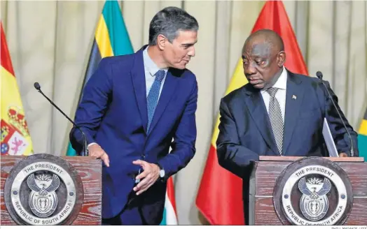  ?? PHILL MAGAKOE / EFE ?? El presidente del Gobierno, Pedro Sánchez, charla ayer en Johanesbur­go con su homólogo sudafrican­o, Cyril Ramaphosa.