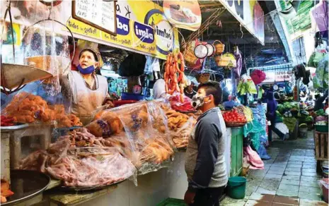  ?? CARLOS LÓPEZ ?? Pocas personas acuideron ayer a abastecere de alimentos, tras modificaci­ón de fechas.