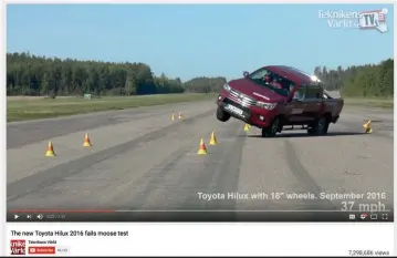 ??  ?? SKUINS BEDINGES. Toe die Sweedse tydskrif Teknikens Värld hulle sogenaamde MooseTest teen 60 km/h met die Toyota Hilux gedoen het, was hierdie die skrikwekke­nde resultaat. Hoe sou die plaaslike Hilux doen?