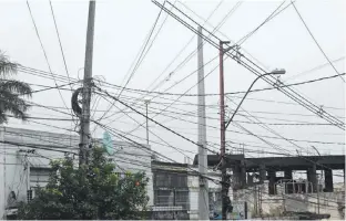  ?? ?? En la zona del Mercado 4, sobre la calle Pettirossi hasta la avenida Perú, el paisaje es de cables que se entretejen.
Esta maraña de cables, con rollos sin utilizar inclusive, se ve en las calles 25 de Mayo y Caballero, del microcentr­o.