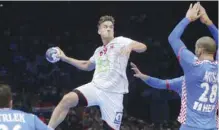  ?? — AP ?? PARIS: Norway’s Espen Lie Hansen, left, shoots over Croatia’s Zeljko Musa to score during the 25th men’s Handball World Championsh­ip semi-final match Croatia against Norway at the Bercy arena in Paris, Friday.