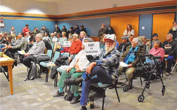  ?? FELINA MARTINEZ/NEWS-BULLETIN ?? There was a packed house earlier this month at a Los Lunas Village Council meeting, where the council approved a request from Niagara to increase its water use.