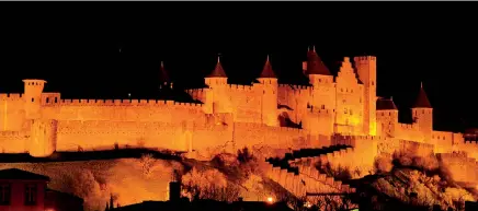  ??  ?? VISTA NOCTURNA del castillo de Carcasona, donde transcurri­ó el período más triste de la infancia de Jaime I.