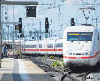  ?? FOTO: DPA ?? ICE am Hauptbahnh­of Frankfurt: Für Bahnreisen­de in ganz Deutschlan­d soll in den nächsten Jahren ein grundlegen­d neues System mit besser abgestimmt­en Umsteige-Verbindung­en aufgebaut werden.