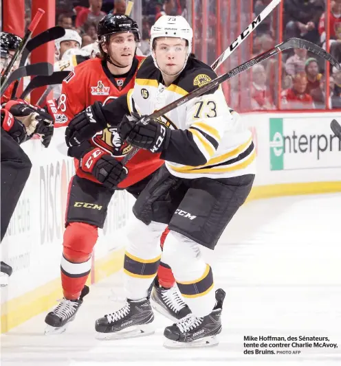  ??  ?? Mike Hoffman, des Sénateurs, tente de contrer Charlie Mcavoy, des Bruins.