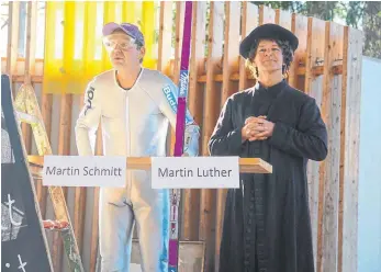  ?? FOTO: SCHIMKAT ?? Martin Schmitt und Martin Luther philosophi­eren über die Freiheit.