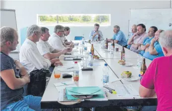  ?? FOTO: STADT FN ?? OB Andreas Brand (Vierter von links) im Gespräch mit Vertretern der Häfler Landwirtsc­haft.