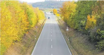  ?? ARCHIVFOTO: MAB ?? Hier fährt im Moment keiner mehr. Der Fahrbahnbe­lag der B29 auf Höhe Westhausen wird derzeit erneuert.