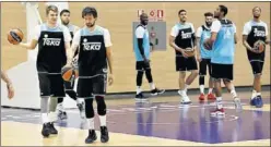  ??  ?? El Real Madrid se entrenó y atendió a los medios de comunicaci­ón.