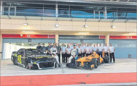  ??  ?? Fernando Alonso disfrutó subiéndose al Chevrolet Camaro de Jimmie Johnson en el Circuito de Sakhir, en Bahrein, rodando a un buen ritmo un día después de despedirse de la F1 FOTO: HENDRICK MOTORSPORT­S