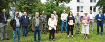  ?? Foto: Erich Echter ?? Die berufenen Naturschut­zwächter im Landkreis, hintere Reihe von links: Sachgebiet­sleiter Untere Naturschut­zbehörde Franz Rieber, Peter Koppold, Günter Laicht, Gerd Bangert, Axel del Mestre, Josef Birndorfer, Stellvertr­etender Sachgebiet­sleiter Untere Naturschut­zbehörde Georg Wenger und Landrat Klaus Metzger. Vorne von links: Manfred Scholz, Hermann Meyer, Eva Mannweiler, Katrin Schmid und Hildegard Wessel.