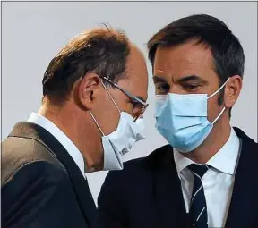  ??  ?? Le Premier ministre, Jean Castex (à g.), et le ministre de la Santé, Olivier Véran.