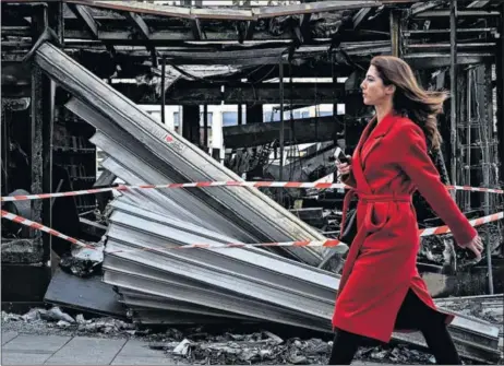  ?? / P. L. (AFP) ?? Un quiosco atacado el pasado sábado durante la manifestac­ión de los chalecos amarillos, en París.