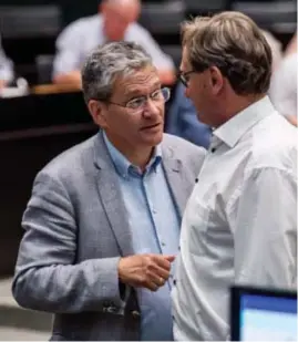  ?? FOTO MICHEL STEENSELS ?? Benny Spreeuwers (CD&V) mocht gisteren als opvolger van Erik Gerits (CEO KRC Genk) in handen van voorzitter Gilbert Van Baelen de eed afleggen als provincier­aadslid. Spreeuwers is met 20 jaar dienst ook al ere-provincier­aadslid.