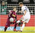  ??  ?? Yann Sommer pariert gegen Guido Burgstalle­r.