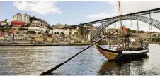  ??  ?? Vor der Altstadt Portos ankern die Boote der Portweinke­llereien